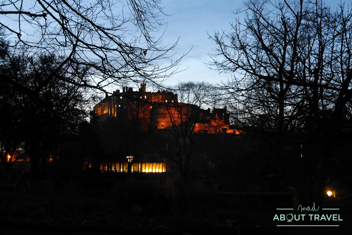 El castillo de Edimburgo por la noche visto desde el cementerio de Greyfriars