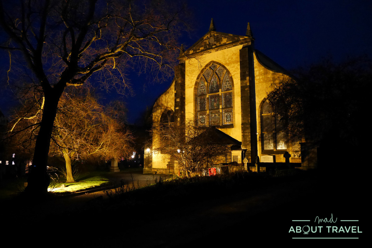 cementerio de Greyfriars en Edimburgo por la noche