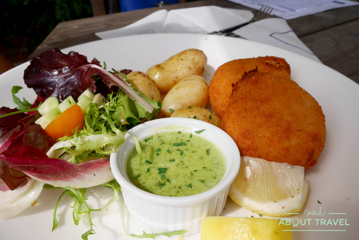 comida en el Terrace Cafe en el castillo de Floors