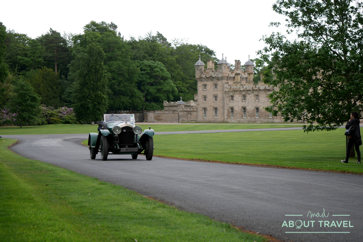 Bentley clásico en el castillo de Floors