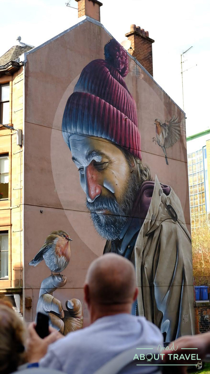 mural de san mungo en glasgow visto desde el bus turistico