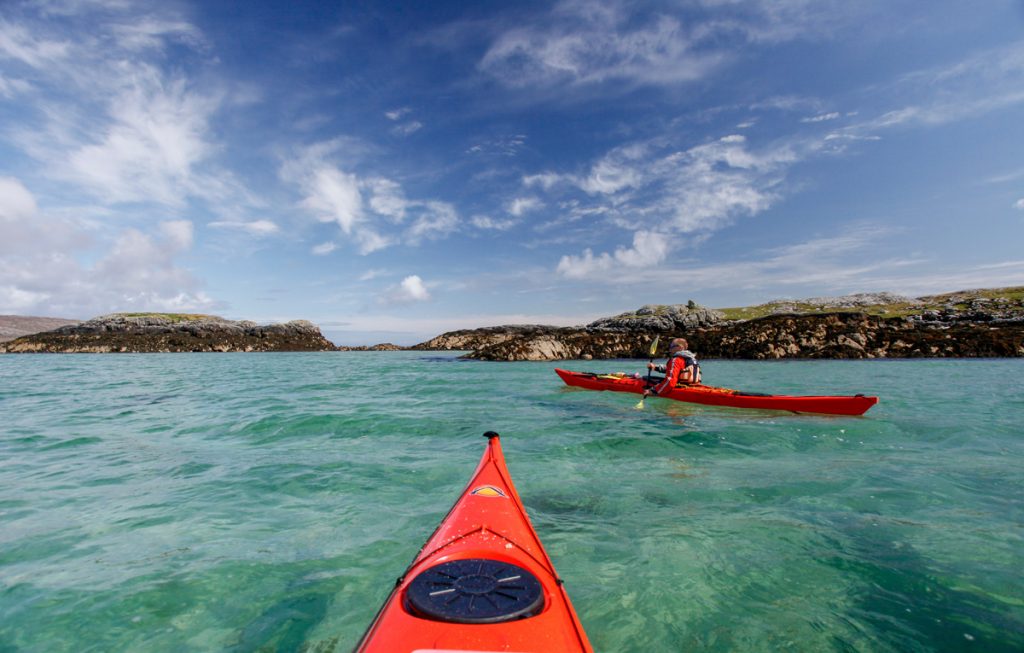 kayak en el mar en la isla de Barra