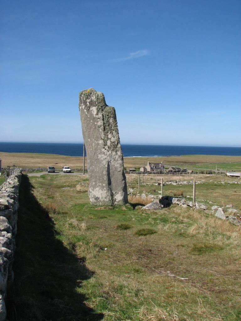 Monolito de piedra neolítico de Clach an truiseil en la isla de Lewis