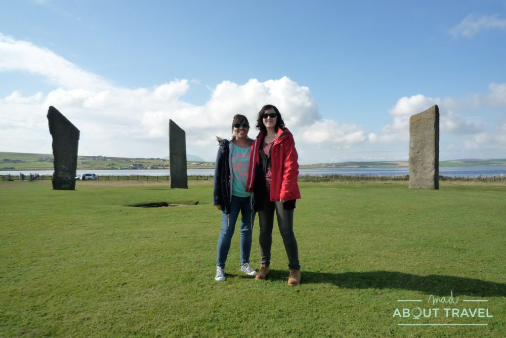Patricia y su amiga Giovanna posando frente a las Standing Stones of Stennes, en la isla de Orkney