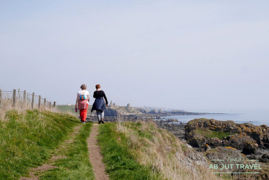 dos mujeres andando en el fife coastal path