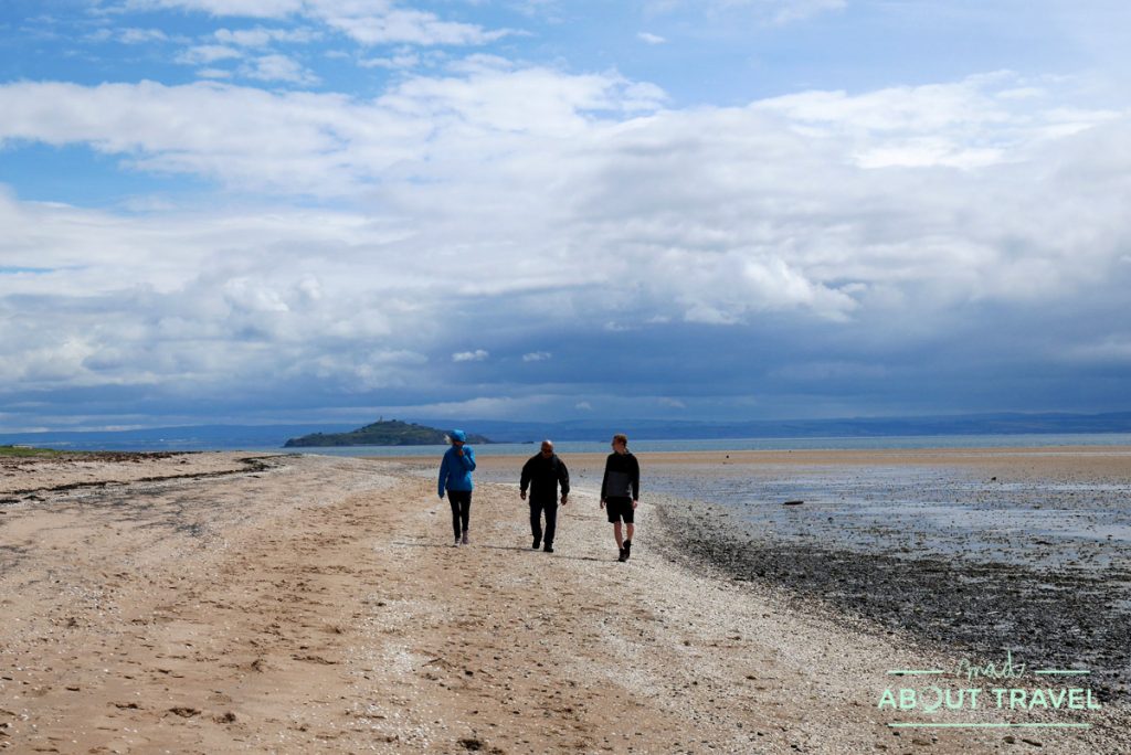 playa de kinghorn en el fife coastal path