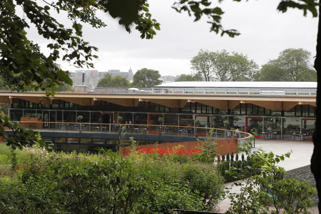 Puerta John Hope Gateway en el Jardín Botanico de Edimburgo